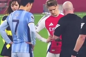 當(dāng)年北倫敦德比，性感女星Lisa助陣，孫興慜與厄德高專心開球??