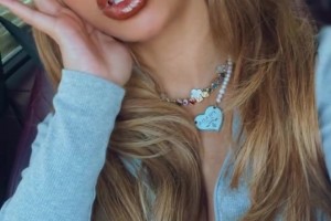 ??登哥女友開著車還自拍?。?！這個可不提倡哦！