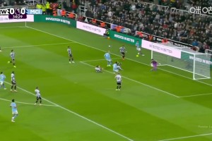 忘帶射門靴？謝爾基橫敲中路，福登推射擦柱而出