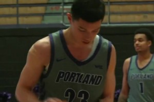 擁有中國血統(tǒng)！05年波特蘭大學(xué)大一澳洲控衛(wèi)場均17+4+5