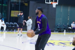 神準(zhǔn)啊！詹姆斯訓(xùn)練三分輕松14連中！！八村看得很認(rèn)真啊~