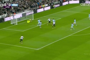 沃爾特馬德頭球被多納魯馬快速下地?fù)涑?！蘇東：不愧是世一門！