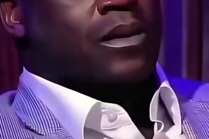 嚯！主持人問奧胖??有多長，奧胖竟直接用鞋子比劃??