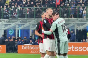 真情流露！現場實拍帕夫洛維奇親吻邁尼昂額頭