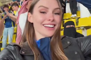 網(wǎng)紅小姐姐看到C羅倒鉤后難以置信