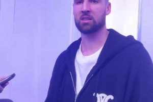 克萊嘲諷莫蘭特：他太有趣了！話特別多！可是又很少承擔(dān)責(zé)任~