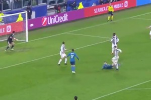 再來回顧一下18年歐冠對(duì)陣尤文C羅精彩倒鉤破門