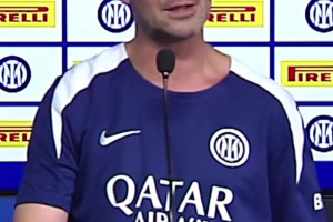 一個反擊就被打穿！實拍國米丟球：現場藍黑球迷頗為無奈??