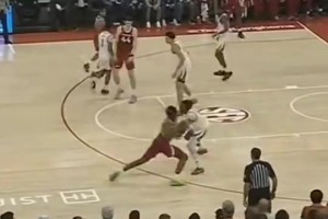 這爆發(fā)力！美媒翻出湖人新秀阿杜·蒂耶羅NCAA的炸裂隔扣??