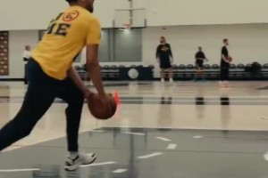 跟腱恢復(fù)得不錯(cuò)？哈利伯頓訓(xùn)練中秀左手扣籃！