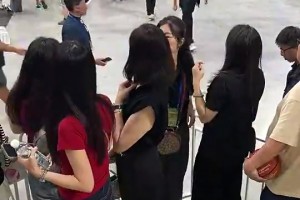 球迷拍到胡明軒媽媽現(xiàn)場觀戰(zhàn)兒子：這是媽媽？是姐姐吧！??