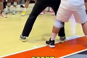 CBA八冠中鋒蘇偉開(kāi)班傳授低位技巧，學(xué)員馬上就學(xué)會(huì)了??