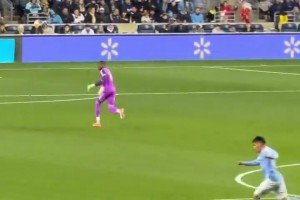 極限撲救！這么漂亮的半場弧線，門將是真撲啊??