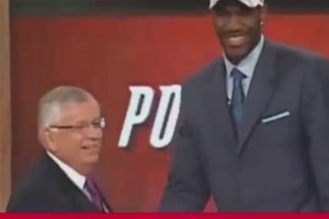 楊毅此前：奧登此前來中國，醫(yī)生發(fā)現(xiàn)左右腿差3公分，但開拓者沒看出來