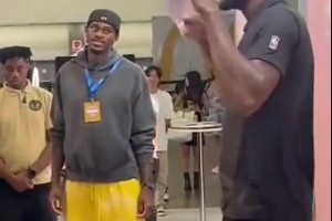 艾頓賣萌五連拍 一旁的范德比爾特都沒眼看了??????