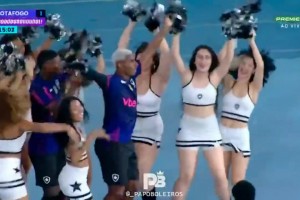 來快活啊??！球員進(jìn)球后，與啦啦隊(duì)小姐姐們一起跳舞慶祝