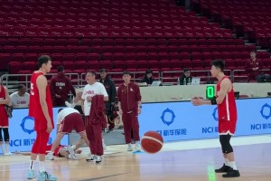 認(rèn)真?zhèn)鋺?zhàn)世預(yù)賽！周琦和張鎮(zhèn)麟在訓(xùn)練后，還留在場上商討技戰(zhàn)術(shù)