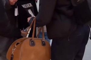 大戰(zhàn)一觸即發(fā)！拜仁全隊(duì)抵達(dá)倫敦視頻