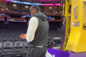 本賽季首次參加NBA杯比賽！詹姆斯賽前表演單手炸扣