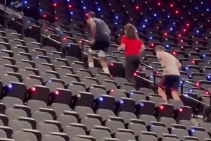 他訓(xùn)練太努力了！哈登此前帶著女助教一起爬樓梯??