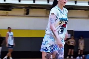 臥槽，大花腿?。∶琅壬线@紋身會不會有點夸張了??