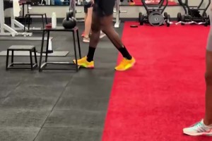 球迷曬偶遇：居然在一家不知名的健身房看到了勒布朗??