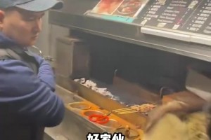 這給馬布里饞的！馬布里夫妻在美國(guó)夜晚街頭遇到了中國(guó)宵夜！