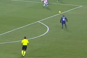 腳頭是真硬??！國米官推曬當年斯內德原地擺腿射出飛火流星