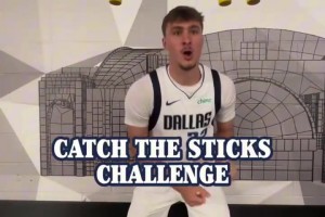 看點開心的吧！獨行俠球員此前的反應(yīng)力挑戰(zhàn)！一本正經(jīng)的克萊~