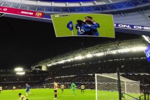 身臨其境！洛杉磯一家酒吧超大屏幕觀看歐冠，這完全就是在現(xiàn)場(chǎng)啊