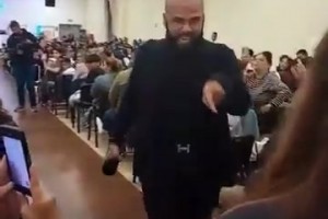 變化太大了！出獄后的阿爾維斯在教堂激情布道