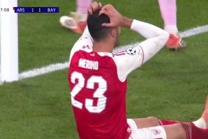 又是角球造險(xiǎn)！梅里諾頭球攻門擦柱而出坐地遺憾抱頭！