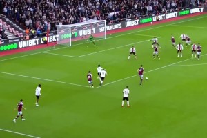 招牌攻擊區(qū)域！名場面：賴斯兜射死角滑跪慶祝！氣場太強大了！