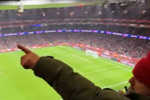 阿森納球迷對(duì)著拜仁球迷高唱：你是偽裝的熱刺嗎？??