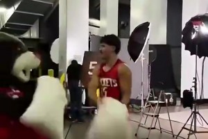 好一員猛將！火箭熊曾主動挑釁謝潑德，結(jié)果慘遭“KO”??