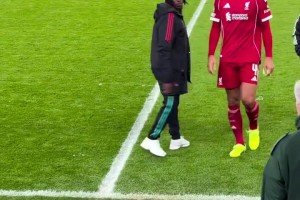 業(yè)余動作手球送點！范迪克離場時神情沉郁垂首無言