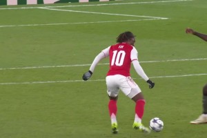 可惜！埃澤精彩停球+傳球策動(dòng)！前插禁區(qū)射門打偏了！