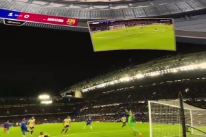 和現(xiàn)場(chǎng)看球沒啥區(qū)別！洛杉磯酒吧超大屏幕身臨其境看歐冠