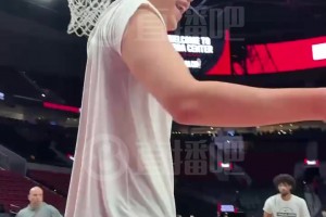 混得很開哦~楊瀚森賽前練空接暴扣，和大家都有說有笑的~