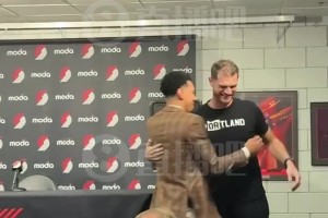 小吧直擊開拓者賽前發(fā)布會！斯普利特與丹尼·格林老友相見抱一抱