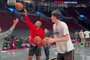 低位背打很吃這一招！楊瀚森賽前熱身練習(xí)內(nèi)線勾手~~