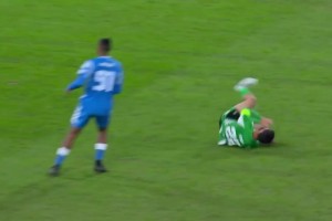 太離譜了！伊斯科遭阿姆拉巴特踢倒，隨后兩人均受傷離場(chǎng)！