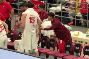 受傷不能上場(chǎng)！趙睿在場(chǎng)邊急壞了 來(lái)到替補(bǔ)席與隊(duì)友們交談