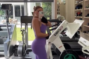 阿姨好自律！50歲的皮蓬前妻在健身房自拍曬豐滿身材??