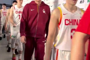 小吧現(xiàn)場(chǎng)實(shí)拍：男籃惜敗球員們面無(wú)表情退場(chǎng) 現(xiàn)場(chǎng)播《真心英雄》