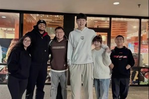 楊瀚森攜女友與凱爾登-約翰遜賽后合影，這是首次正式同框？