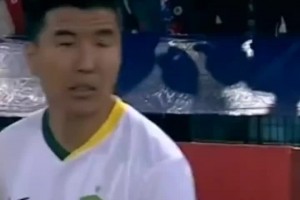 外國人都知道了??！國安亞冠對(duì)手球迷拿著烏龜玩偶