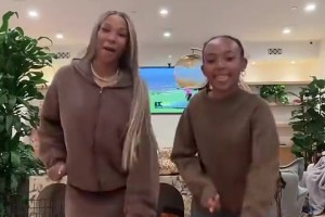 詹嫂帶女兒小茱莉在家中跳舞：慶祝感恩節(jié)的一小段舞蹈