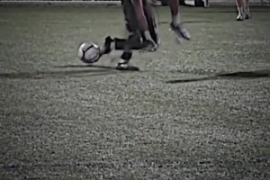 好家伙，小哥踢個(gè)業(yè)余場(chǎng)直接被裸絞