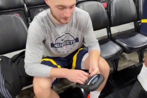 掘金隊(duì)球員握力大挑戰(zhàn) 有的球員居然比不過助教的力量？